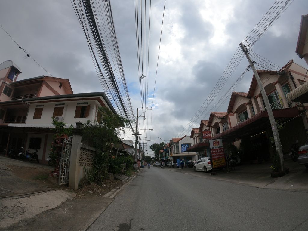 ภาพถนนตรงที่ ส้มตำบักหล่อ ตั้งอยู่ ถ่ายโดย chanuwath_grab พ.ศ. 2562 (2019) · A street-level view of where ส้มตำบักหล่อ · Somtambaklo stands, by chanuwath_grab in 2562 (2019)