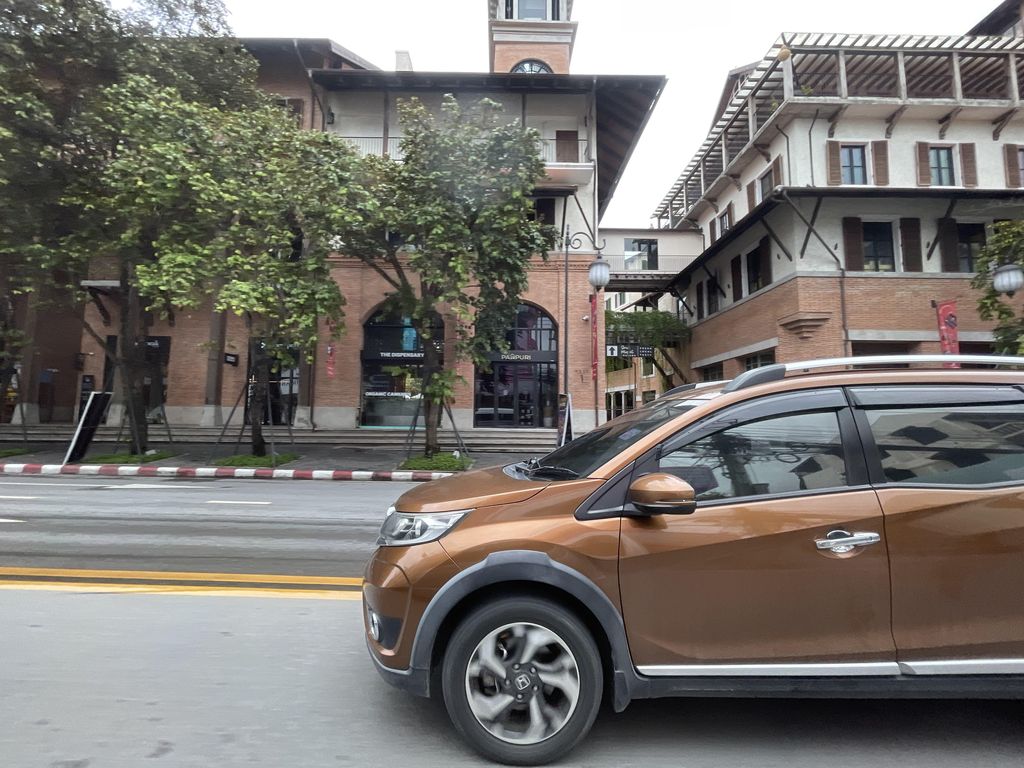 ภาพถนนตรงที่ PaÑPuri Wellness ตั้งอยู่ ถ่ายโดย filipb พ.ศ. 2566 (2023) · A street-level view of where PaÑPuri Wellness stands, by filipb in 2566 (2023)