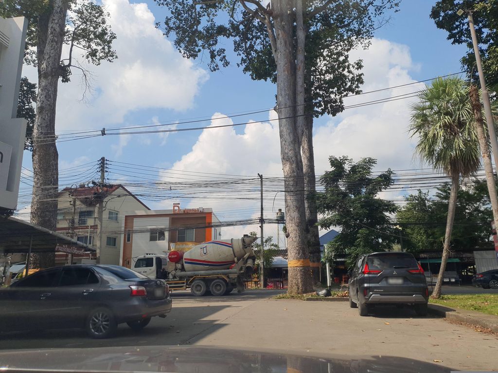 ภาพถนนตรงที่ บิสพอยท์ 8 ตั้งอยู่ ถ่ายโดย jrcarlsen พ.ศ. 2566 (2023) · A street-level view of where บิสพอยท์ 8 · Bitphoi 8 stands, by jrcarlsen in 2566 (2023)