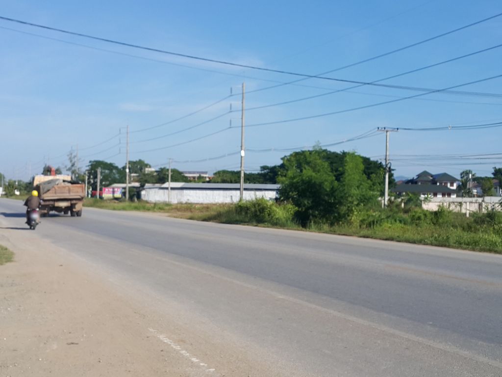 ภาพถนนตรงที่ แดงรถยนต์มือสอง ตั้งอยู่ ถ่ายโดย jrcarlsen พ.ศ. 2558 (2015) · A street-level view of where แดงรถยนต์มือสอง · Daeng Rathayonmuetong stands, by jrcarlsen in 2558 (2015)