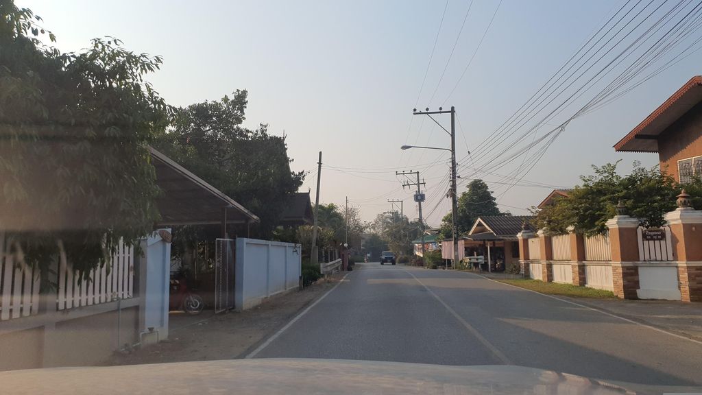 ภาพถนนตรงที่ สวนคุณา-วัฒนา ตั้งอยู่ ถ่ายโดย jrcarlsen พ.ศ. 2566 (2023) · A street-level view of where สวนคุณา-วัฒนา · Khu Na-watna Garden stands, by jrcarlsen in 2566 (2023)