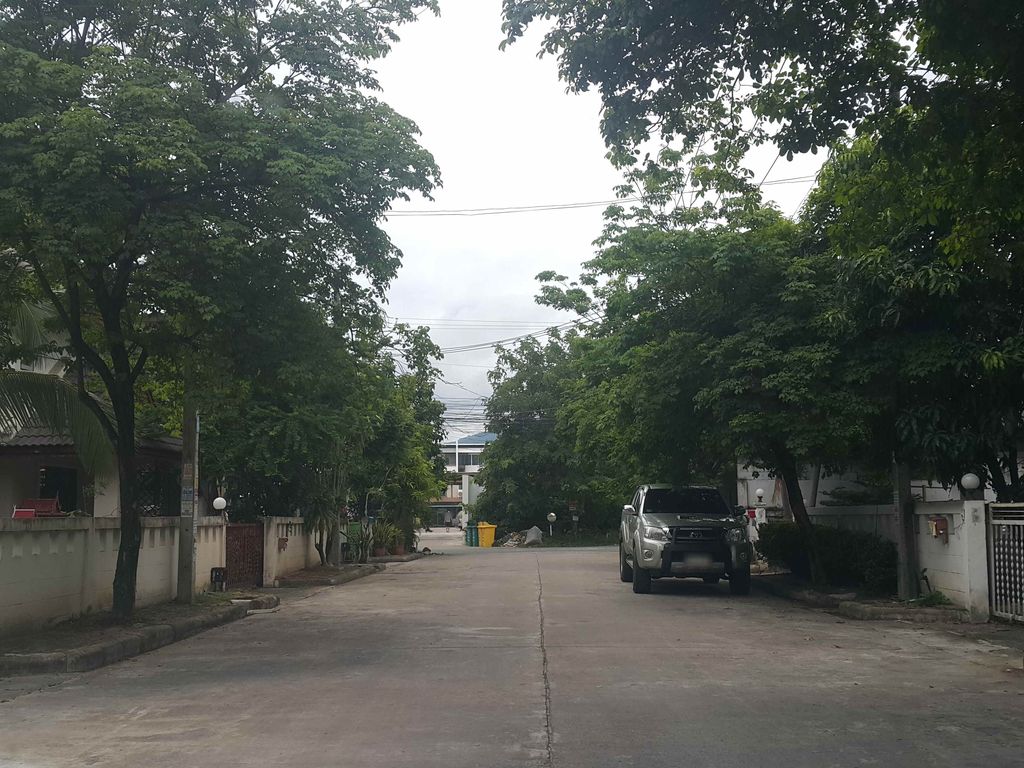 ภาพถนนตรงที่ บ้านฌาณฤทธิ์พลังจิตจักรวาล ตั้งอยู่ ถ่ายโดย jrcarlsen พ.ศ. 2558 (2015) · A street-level view of where บ้านฌาณฤทธิ์พลังจิตจักรวาล · Ban Chan Rit Phlang Chit Chakrawan stands, by jrcarlsen in 2558 (2015)