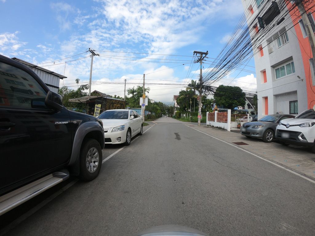ภาพถนนตรงที่ Daily Snap Smoothies ตั้งอยู่ ถ่ายโดย chanuwath_grab พ.ศ. 2562 (2019) · A street-level view of where Daily Snap Smoothies stands, by chanuwath_grab in 2562 (2019)