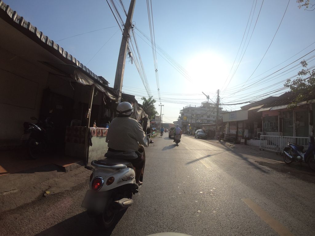 ภาพถนนตรงที่ โรงน้ำชา ต้นโพธิ์ สันติธรรม ตั้งอยู่ ถ่ายโดย chanuwath_grab พ.ศ. 2562 (2019) · A street-level view of where โรงน้ำชา ต้นโพธิ์ สันติธรรม · Rongnamcha Ton Pho Santitham stands, by chanuwath_grab in 2562 (2019)