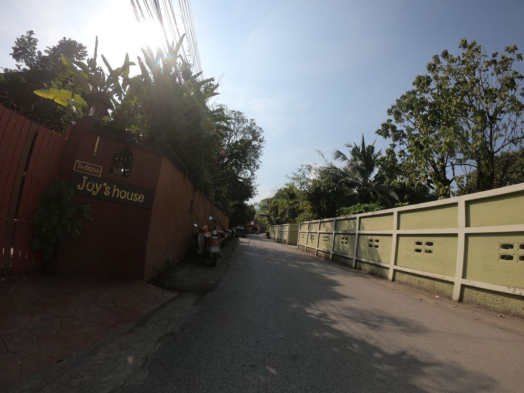 ภาพถนนตรงที่ Joy's House Chiang Mai ตั้งอยู่ ถ่ายโดย chanuwath_grab พ.ศ. 2562 (2019) · A street-level view of where Joy's House Chiang Mai stands, by chanuwath_grab in 2562 (2019)