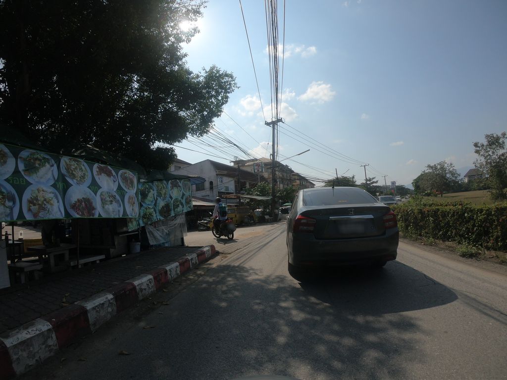 ภาพถนนตรงที่ กระเพราซาวเดียว ตั้งอยู่ ถ่ายโดย chanuwath_grab พ.ศ. 2562 (2019) · A street-level view of where กระเพราซาวเดียว · Kraphrao Sao Diao stands, by chanuwath_grab in 2562 (2019)