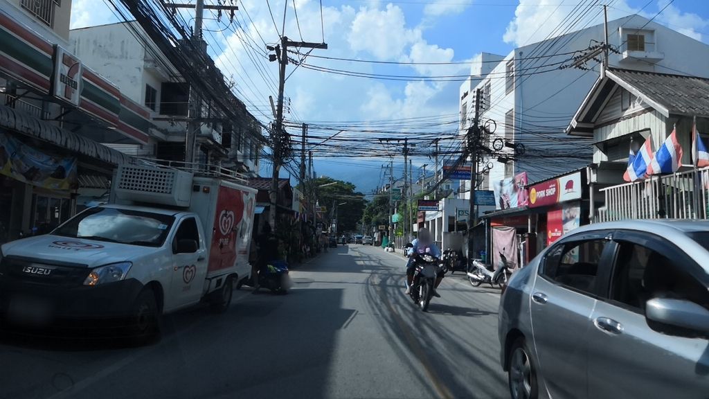 ภาพถนนตรงที่ สมศรี ซาลอน ตั้งอยู่ ถ่ายโดย charlesano พ.ศ. 2561 (2018) · A street-level view of where สมศรี ซาลอน · Somsi Salon stands, by charlesano in 2561 (2018)