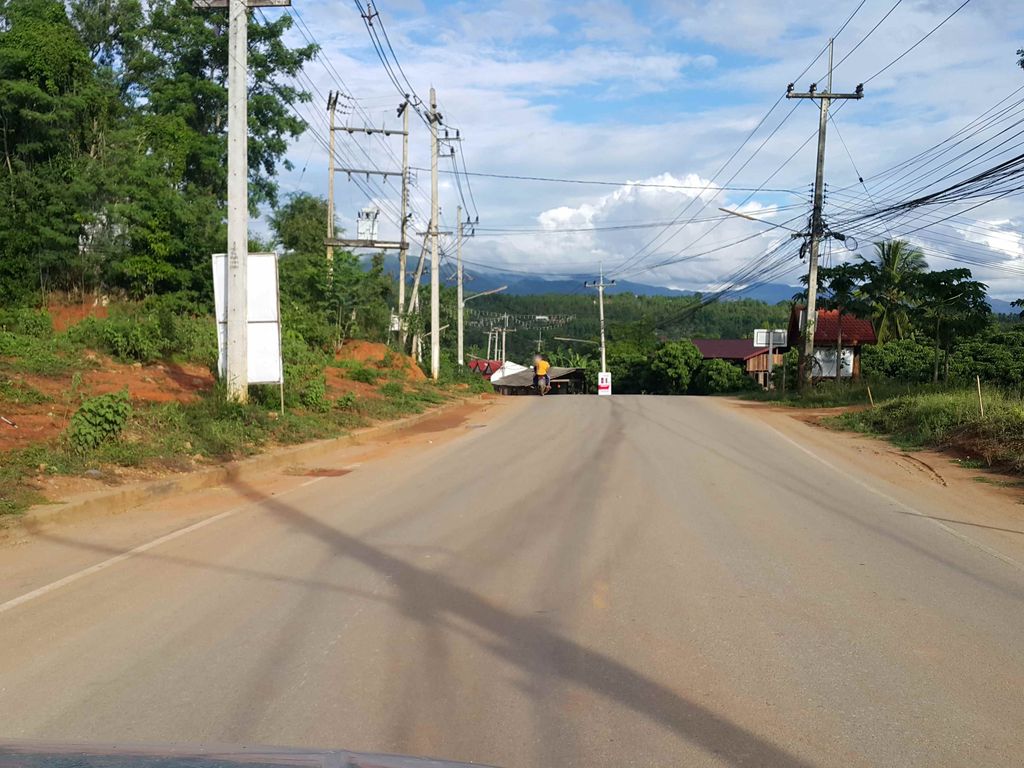 ภาพถนนตรงที่ แจ่มจริง ตั้งอยู่ ถ่ายโดย jrcarlsen พ.ศ. 2558 (2015) · A street-level view of where แจ่มจริง · Chaemcharing stands, by jrcarlsen in 2558 (2015)