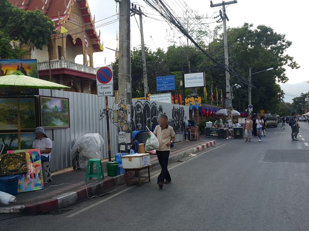 ภาพถนนตรงที่ Kho Soi 100 Cups ข้าวซอย 100 ถ้วย ตั้งอยู่ ถ่ายโดย jrcarlsen พ.ศ. 2558 (2015) · A street-level view of where Kho Soi 100 Cups ข้าวซอย 100 ถ้วย stands, by jrcarlsen in 2558 (2015)