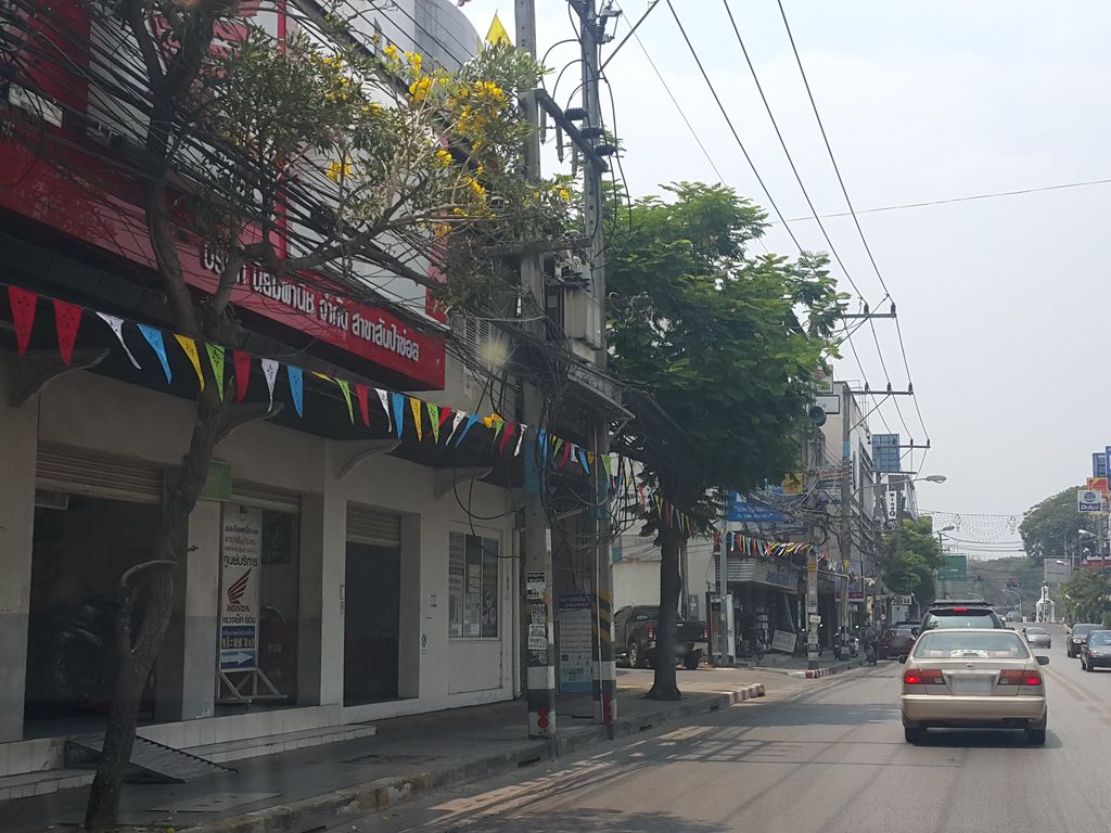 ภาพถนนตรงที่ Wasin วสินผ้าทอไท ตั้งอยู่ ถ่ายโดย jrcarlsen พ.ศ. 2559 (2016) · A street-level view of where Wasin วสินผ้าทอไท stands, by jrcarlsen in 2559 (2016)
