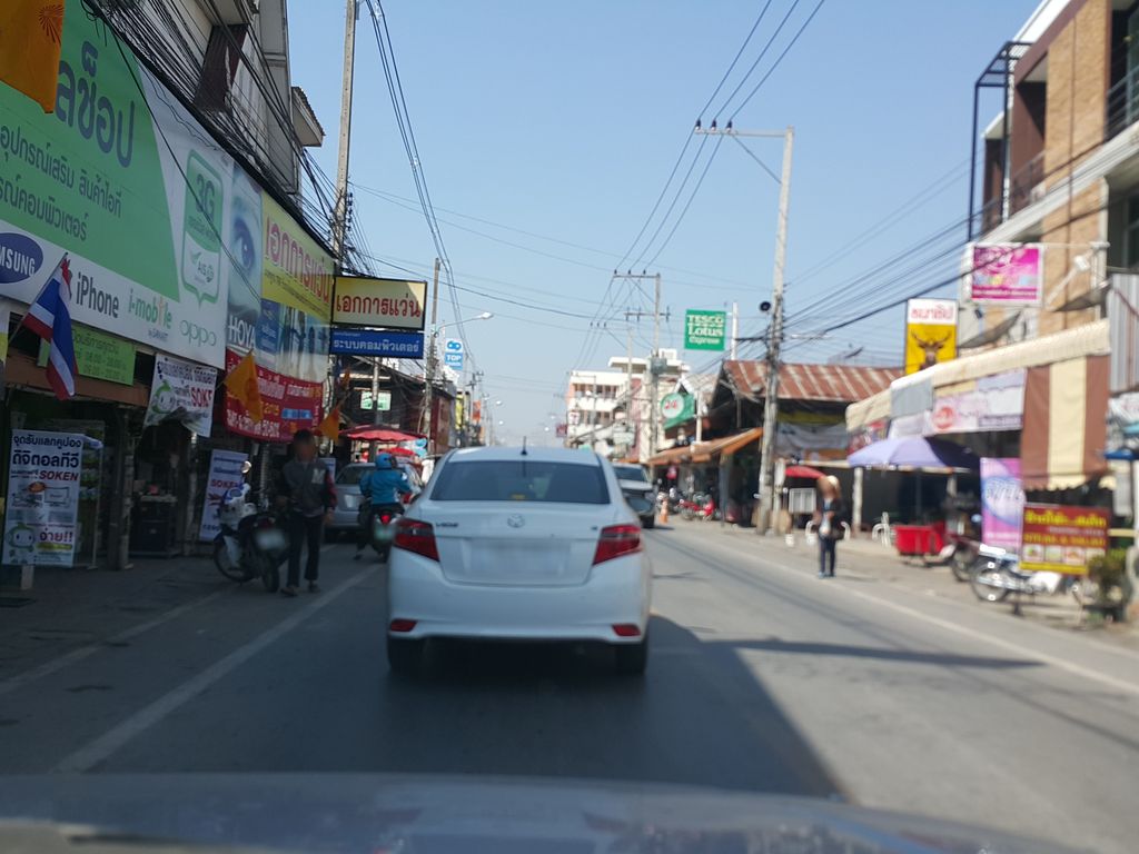 ภาพถนนตรงที่ บีบิวตี้ซาลอน ตั้งอยู่ ถ่ายโดย jrcarlsen พ.ศ. 2558 (2015) · A street-level view of where บีบิวตี้ซาลอน · B Beauty Salon stands, by jrcarlsen in 2558 (2015)