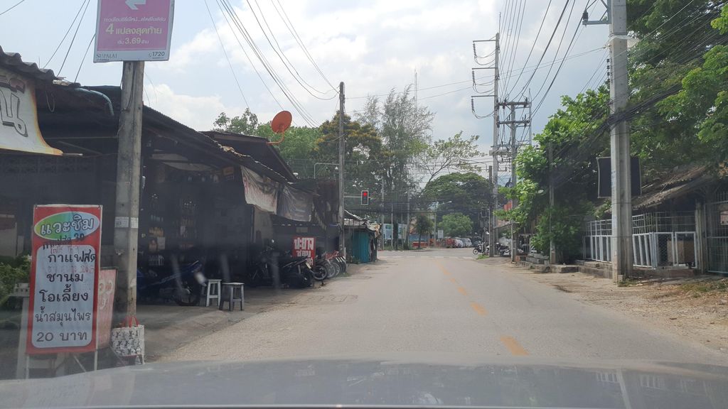 ภาพถนนตรงที่ ก๋วยเตี๋ยวเรือเจ๊เเมว ตั้งอยู่ ถ่ายโดย jrcarlsen พ.ศ. 2565 (2022) · A street-level view of where ก๋วยเตี๋ยวเรือเจ๊เเมว · Kuai Tiaoruea Che Meo stands, by jrcarlsen in 2565 (2022)