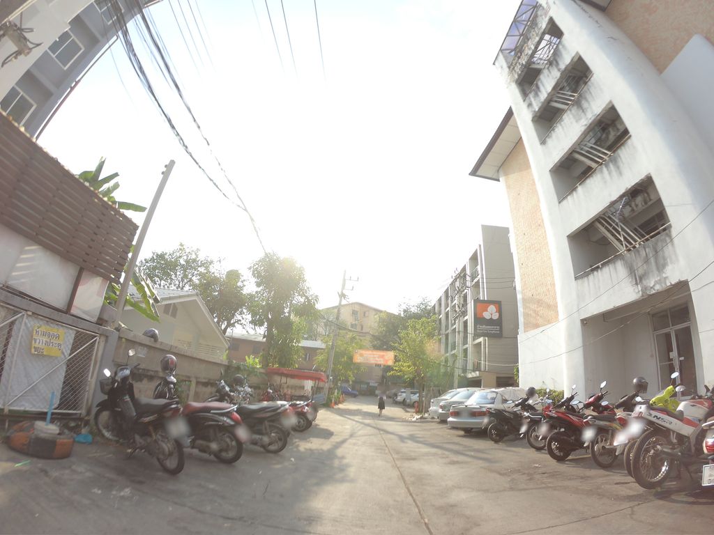 ภาพถนนตรงที่ หอพักหญิงบ้านต้นทองกวาว ตั้งอยู่ ถ่ายโดย chanuwath_grab พ.ศ. 2562 (2019) · A street-level view of where หอพักหญิงบ้านต้นทองกวาว · Ying Ban Ton Thongkwao Dormitory stands, by chanuwath_grab in 2562 (2019)