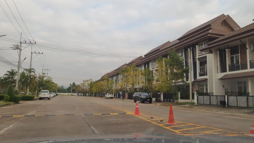 ภาพถนนตรงที่ กุลพันธ์วิลล์ 9 ตั้งอยู่ ถ่ายโดย jrcarlsen พ.ศ. 2565 (2022) · A street-level view of where กุลพันธ์วิลล์ 9 · Kun Phan Ville 9 stands, by jrcarlsen in 2565 (2022)