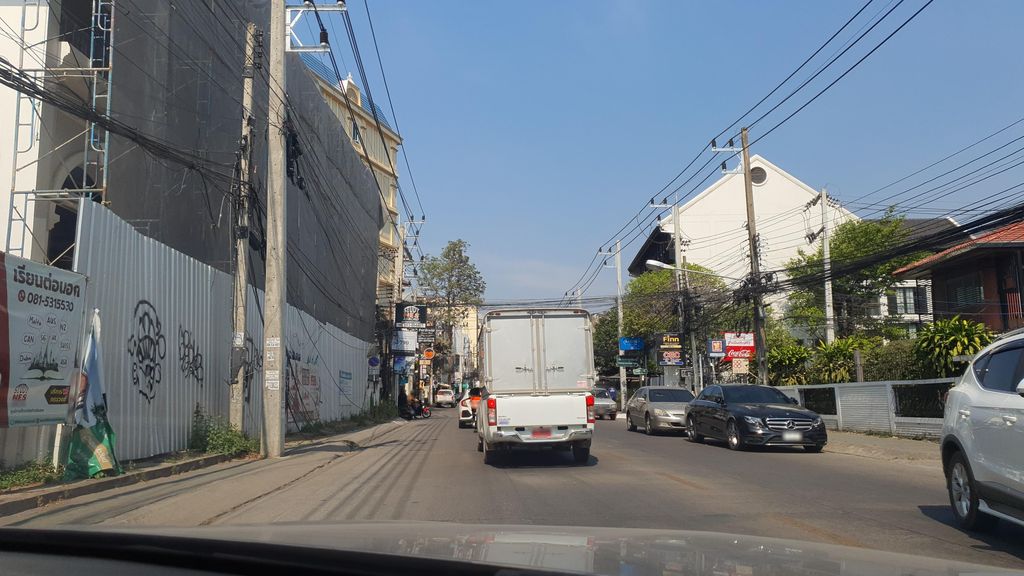 ภาพถนนตรงที่ โกยี ข้าวมันไก่ ตั้งอยู่ ถ่ายโดย jrcarlsen พ.ศ. 2566 (2023) · A street-level view of where โกยี ข้าวมันไก่ · Koi Khao Man Kai stands, by jrcarlsen in 2566 (2023)