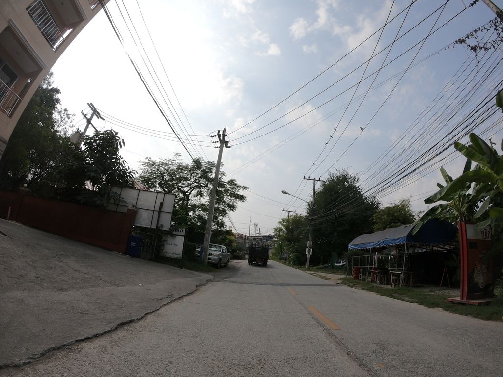 ภาพถนนตรงที่ เดอรูม อพาร์ทเม้นท์ ตั้งอยู่ ถ่ายโดย chanuwath_grab พ.ศ. 2562 (2019) · A street-level view of where เดอรูม อพาร์ทเม้นท์ · Doerum Apartment stands, by chanuwath_grab in 2562 (2019)