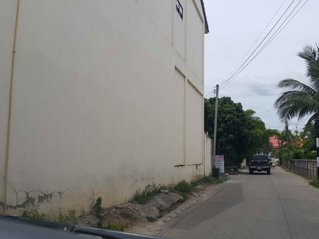 ภาพถนนตรงที่ คลินิกตาสันป่าตองหมอกุ๊กกิ๊ก ตั้งอยู่ ถ่ายโดย jrcarlsen พ.ศ. 2558 (2015) · A street-level view of where คลินิกตาสันป่าตองหมอกุ๊กกิ๊ก · Ta San Pa Tong Mo Kukkik Clinic stands, by jrcarlsen in 2558 (2015)