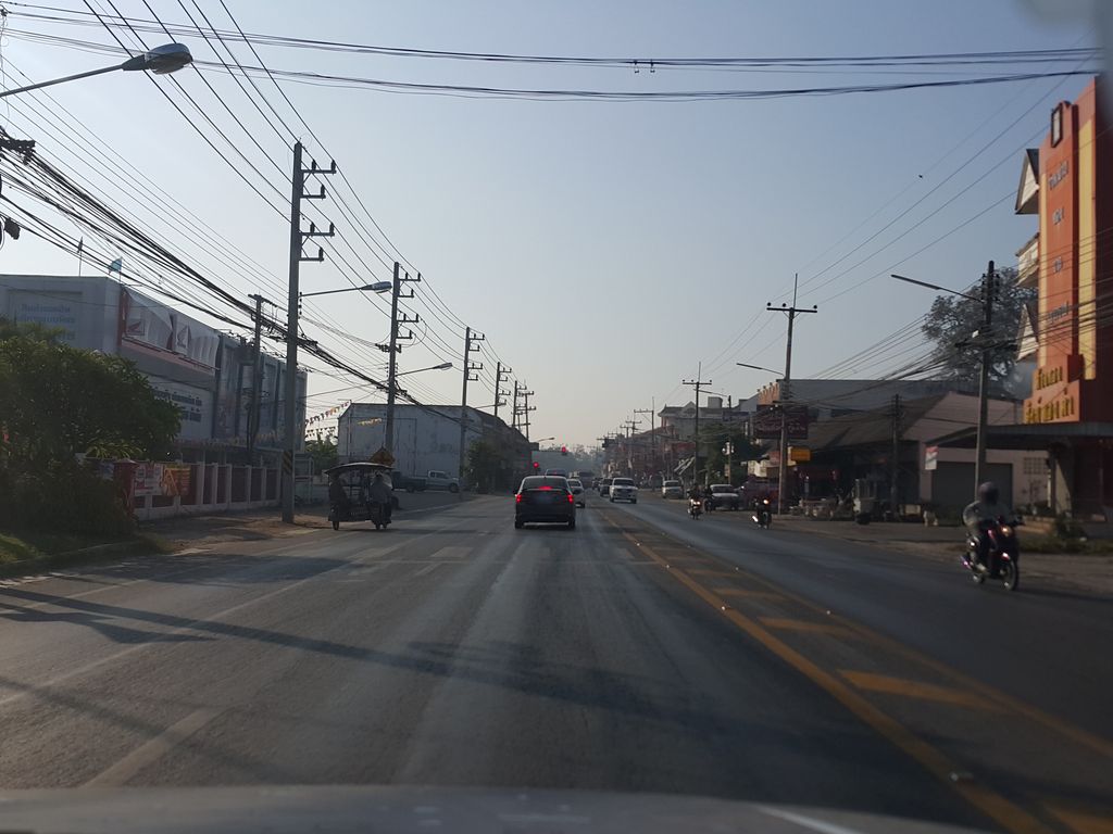 ภาพถนนตรงที่ คลินิกหมอสมศักดิ์หมอยุพา ตั้งอยู่ ถ่ายโดย jrcarlsen พ.ศ. 2558 (2015) · A street-level view of where คลินิกหมอสมศักดิ์หมอยุพา · Mo Somsak Mo Yu Pha Clinic stands, by jrcarlsen in 2558 (2015)