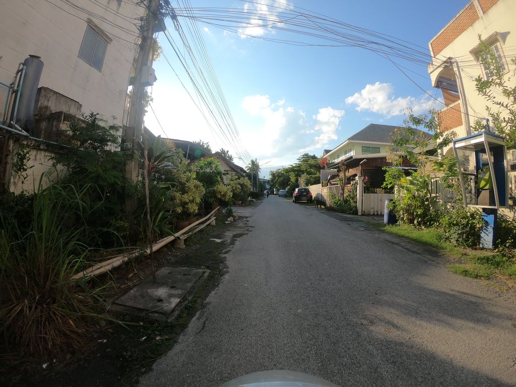ภาพถนนตรงที่ Amah House ตั้งอยู่ ถ่ายโดย chanuwath_grab พ.ศ. 2562 (2019) · A street-level view of where Amah House stands, by chanuwath_grab in 2562 (2019)