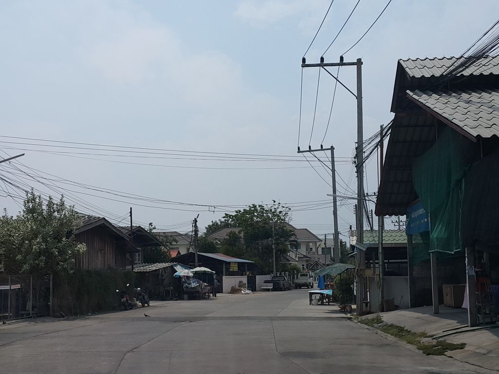 ภาพถนนตรงที่ ผัดไทยเรณู ตั้งอยู่ ถ่ายโดย jrcarlsen พ.ศ. 2559 (2016) · A street-level view of where ผัดไทยเรณู · Phatthairenu stands, by jrcarlsen in 2559 (2016)
