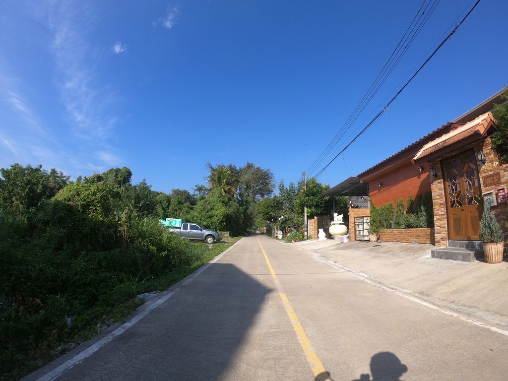 ภาพถนนตรงที่ ร้านอาหารจานเดียว ตั้งอยู่ ถ่ายโดย chanuwath_grab พ.ศ. 2562 (2019) · A street-level view of where ร้านอาหารจานเดียว · Chan Diao Restaurant stands, by chanuwath_grab in 2562 (2019)