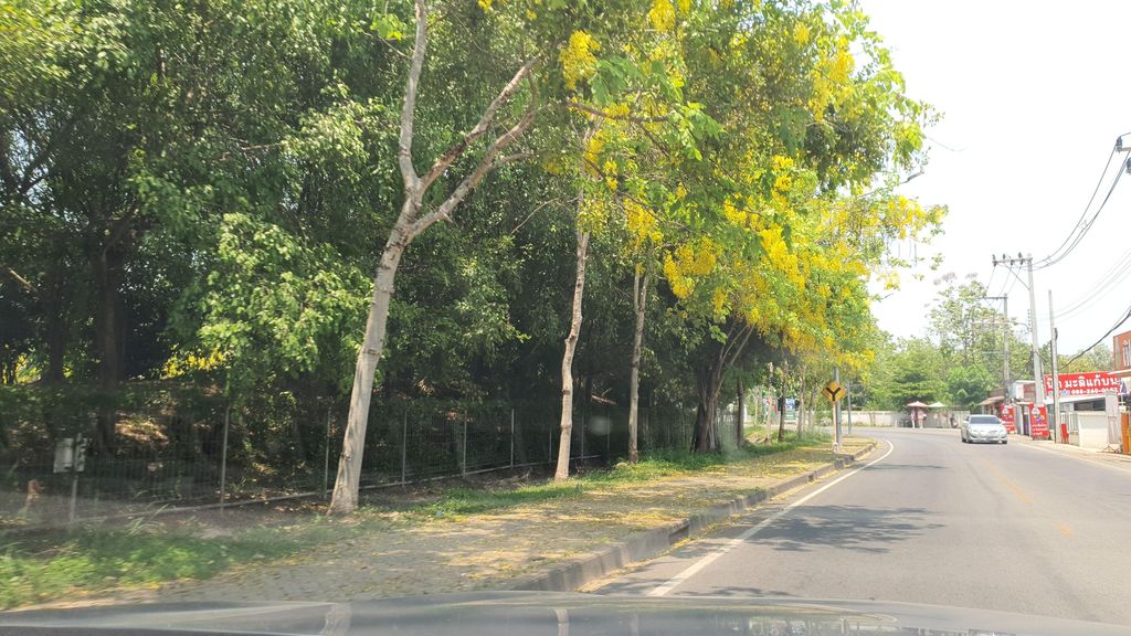 ภาพถนนตรงที่ วัดป่าจี้ ตั้งอยู่ ถ่ายโดย jrcarlsen พ.ศ. 2565 (2022) · A street-level view of where วัดป่าจี้ · Wat Pa Chi stands, by jrcarlsen in 2565 (2022)