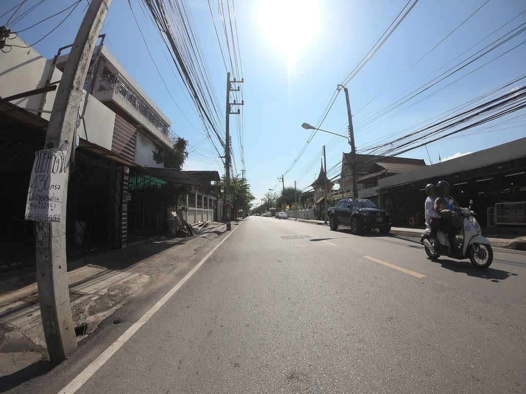 ภาพถนนตรงที่ สถานีทุเรียน ตั้งอยู่ ถ่ายโดย chanuwath_grab พ.ศ. 2562 (2019) · A street-level view of where สถานีทุเรียน · Sathani Thurian stands, by chanuwath_grab in 2562 (2019)