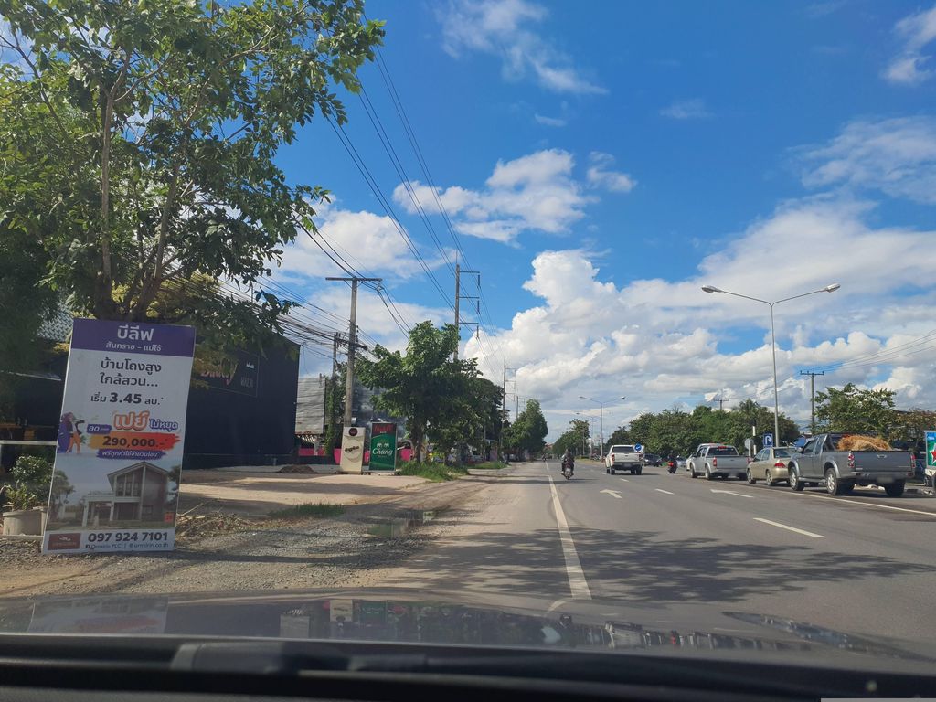 ภาพถนนตรงที่ นิวโชคอำนวยทราย ตั้งอยู่ ถ่ายโดย jrcarlsen พ.ศ. 2566 (2023) · A street-level view of where นิวโชคอำนวยทราย · New Chokamnuai Sai stands, by jrcarlsen in 2566 (2023)