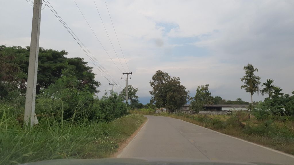 ภาพถนนตรงที่ สวนลำไยลุงติม ตั้งอยู่ ถ่ายโดย jrcarlsen พ.ศ. 2565 (2022) · A street-level view of where สวนลำไยลุงติม · Lamyai Lung Tim Garden stands, by jrcarlsen in 2565 (2022)