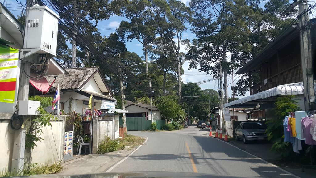 ภาพถนนตรงที่ ตวยกั๋นมา ตั้งอยู่ ถ่ายโดย jrcarlsen พ.ศ. 2559 (2016) · A street-level view of where ตวยกั๋นมา · Tuaikanma stands, by jrcarlsen in 2559 (2016)