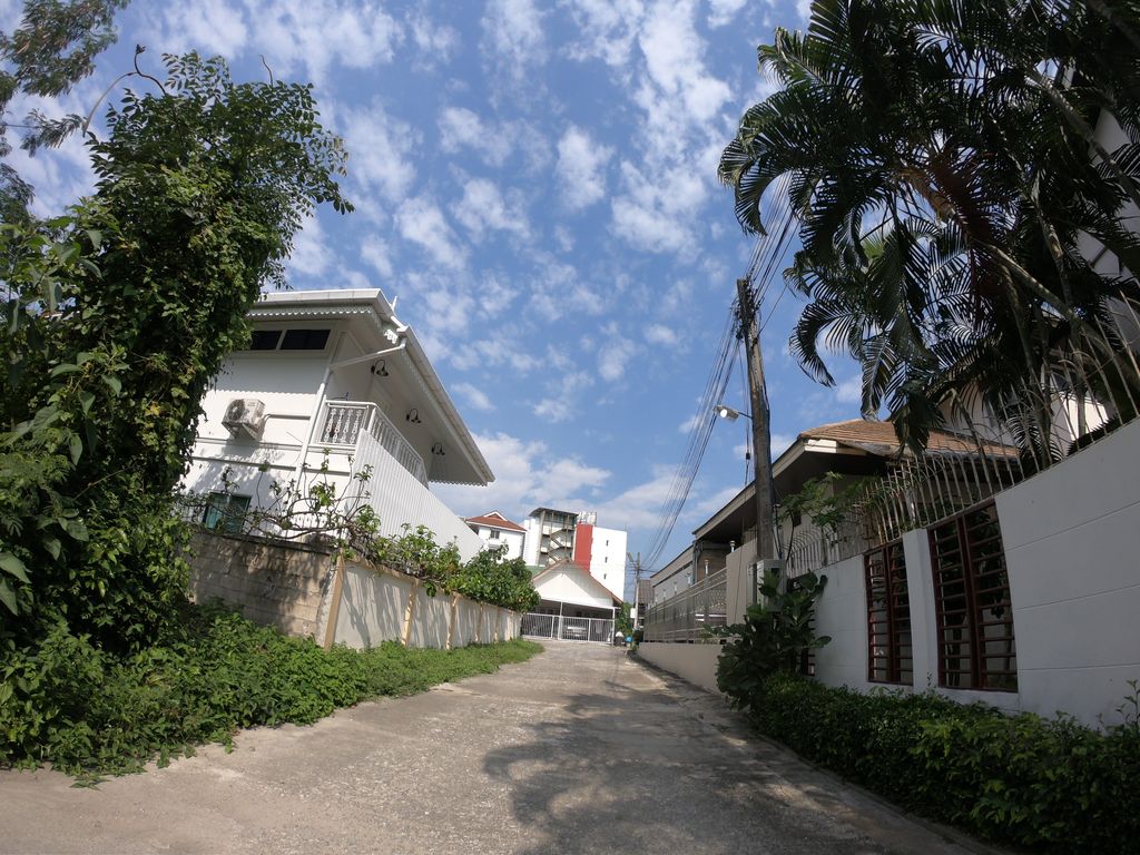 ภาพถนนตรงที่ 197nailhouse ตั้งอยู่ ถ่ายโดย chanuwath_grab พ.ศ. 2562 (2019) · A street-level view of where 197nailhouse stands, by chanuwath_grab in 2562 (2019)