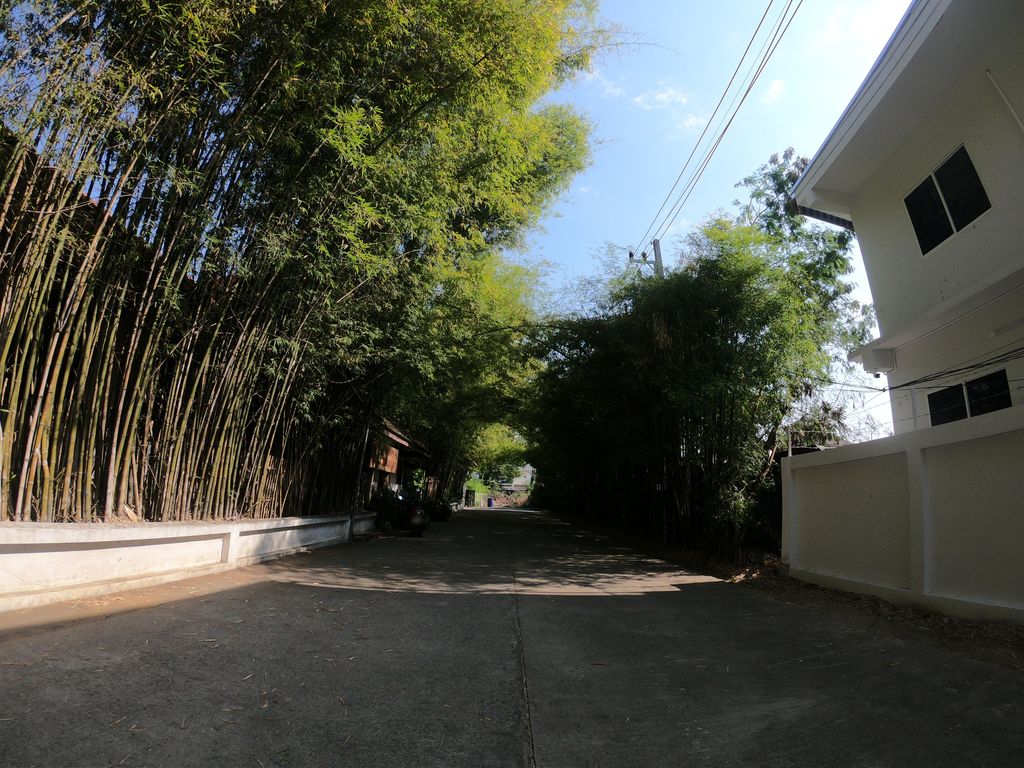 ภาพถนนตรงที่ Triple House Apartment ตั้งอยู่ ถ่ายโดย chanuwath_grab พ.ศ. 2562 (2019) · A street-level view of where Triple House Apartment stands, by chanuwath_grab in 2562 (2019)