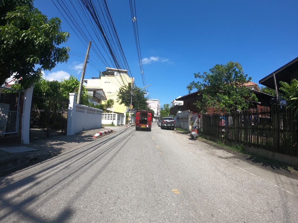 ภาพถนนตรงที่ Anya crafts ตั้งอยู่ ถ่ายโดย chanuwath_grab พ.ศ. 2562 (2019) · A street-level view of where Anya crafts stands, by chanuwath_grab in 2562 (2019)