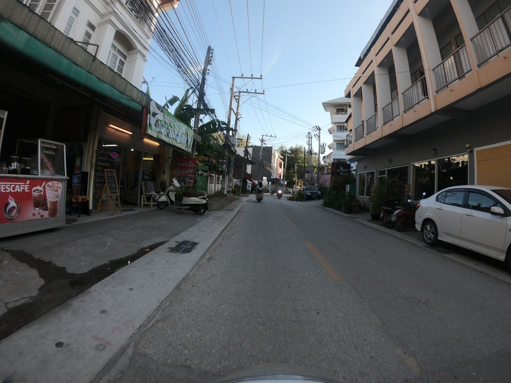 ภาพถนนตรงที่ H2O Barber & Salon ตั้งอยู่ ถ่ายโดย chanuwath_grab พ.ศ. 2562 (2019) · A street-level view of where H2O Barber & Salon stands, by chanuwath_grab in 2562 (2019)