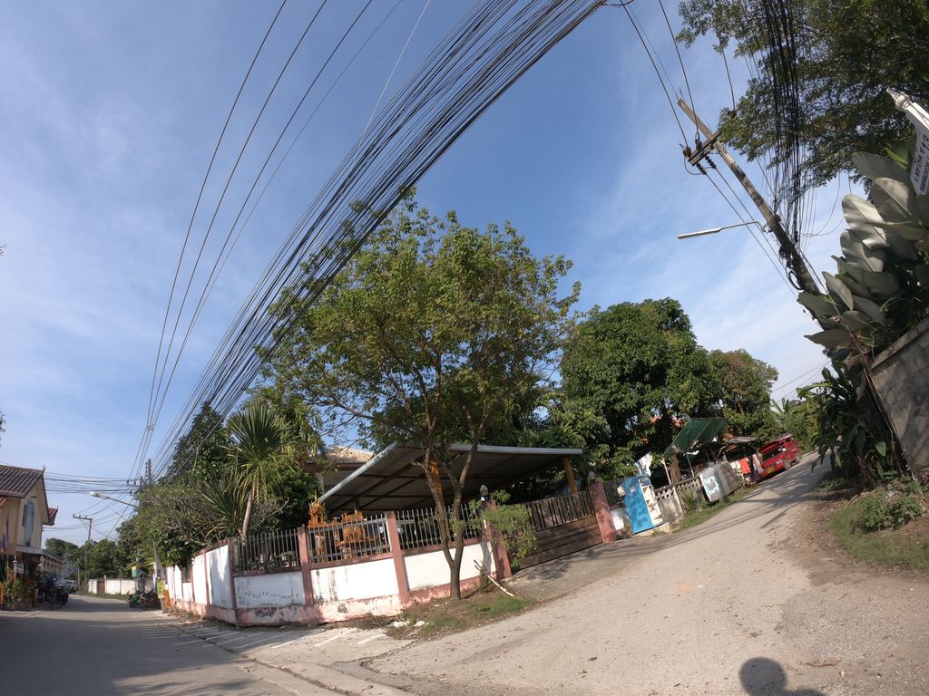ภาพถนนตรงที่ Thepoe Buntuek ตั้งอยู่ ถ่ายโดย chanuwath_grab พ.ศ. 2562 (2019) · A street-level view of where Thepoe Buntuek stands, by chanuwath_grab in 2562 (2019)