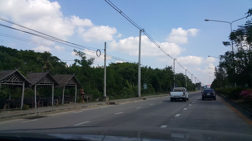 ภาพถนนตรงที่ ศิริรถยนต์ ตั้งอยู่ ถ่ายโดย jrcarlsen พ.ศ. 2559 (2016) · A street-level view of where ศิริรถยนต์ · Sirinthayon stands, by jrcarlsen in 2559 (2016)