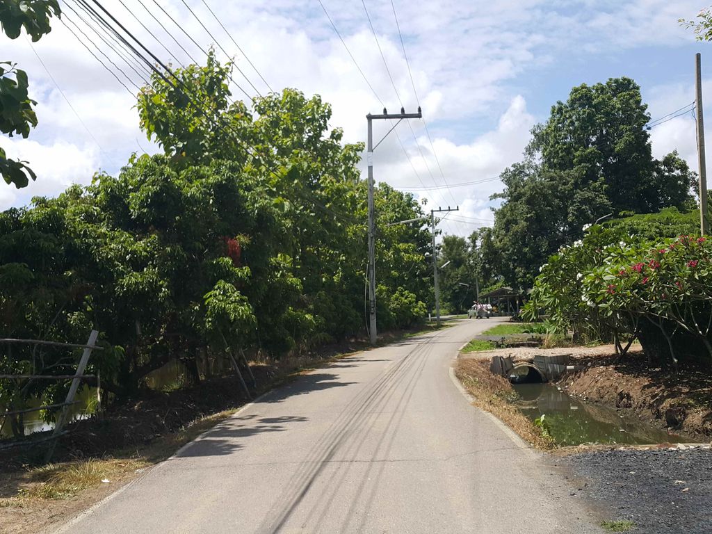 ภาพถนนตรงที่ อู่ศิริมงคล ตั้งอยู่ ถ่ายโดย jrcarlsen พ.ศ. 2558 (2015) · A street-level view of where อู่ศิริมงคล · Usirimngakhon stands, by jrcarlsen in 2558 (2015)