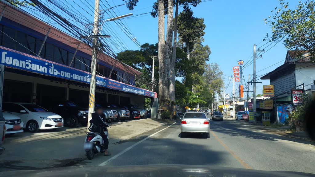 ภาพถนนตรงที่ Knomjean saraphi ตั้งอยู่ ถ่ายโดย jrcarlsen พ.ศ. 2562 (2019) · A street-level view of where Knomjean saraphi stands, by jrcarlsen in 2562 (2019)