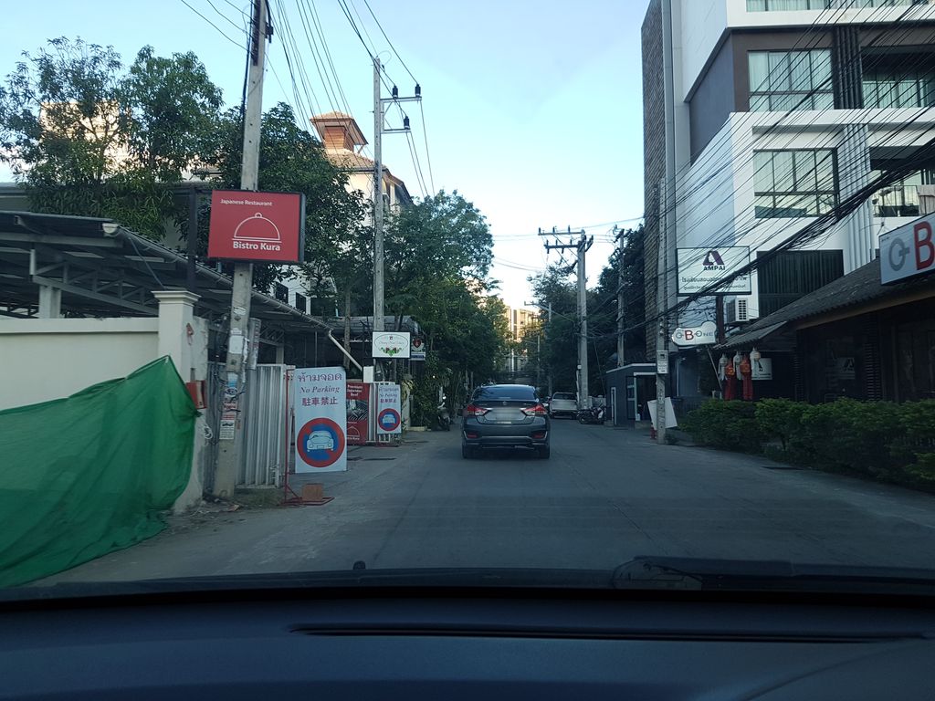 ภาพถนนตรงที่ Faye nimman ตั้งอยู่ ถ่ายโดย ekkarin พ.ศ. 2561 (2018) · A street-level view of where Faye nimman stands, by ekkarin in 2561 (2018)