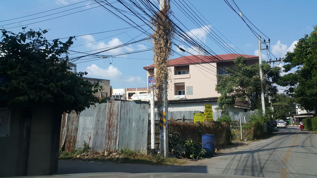 ภาพถนนตรงที่ Glam and Co Studio ตั้งอยู่ ถ่ายโดย jrcarlsen พ.ศ. 2559 (2016) · A street-level view of where Glam and Co Studio stands, by jrcarlsen in 2559 (2016)