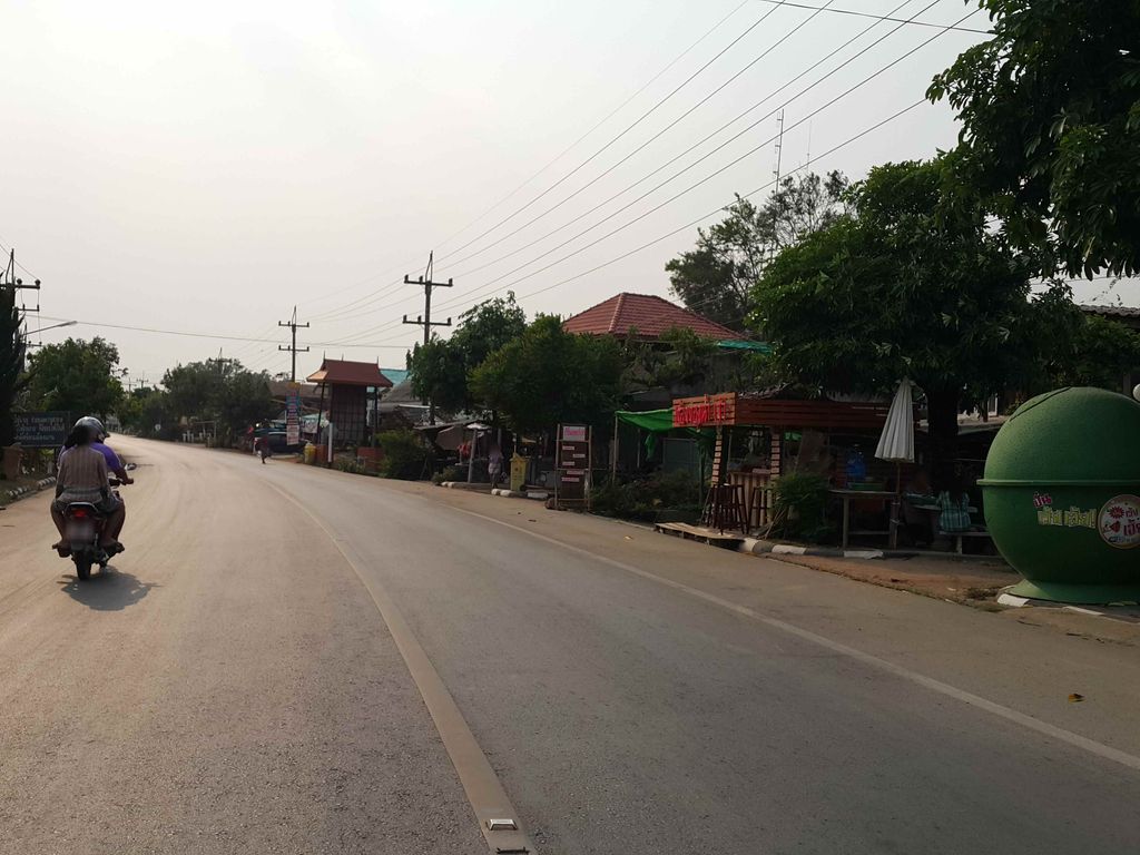 ภาพถนนตรงที่ แม่ทองใบไอติมกะทิสด ตั้งอยู่ ถ่ายโดย jrcarlsen พ.ศ. 2558 (2015) · A street-level view of where แม่ทองใบไอติมกะทิสด · Mae Thong Bai Aitimkathitda stands, by jrcarlsen in 2558 (2015)
