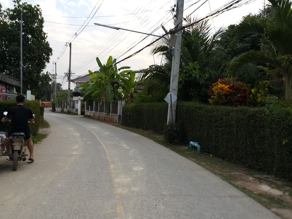 ภาพถนนตรงที่ ร้านค้าอาภรณ์เมืองวะ ตั้งอยู่ ถ่ายโดย jrcarlsen พ.ศ. 2558 (2015) · A street-level view of where ร้านค้าอาภรณ์เมืองวะ · Ran Kha Apra Mueang Wa stands, by jrcarlsen in 2558 (2015)