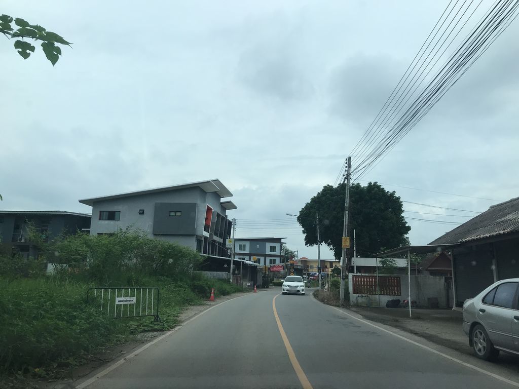 ภาพถนนตรงที่ ร้านน้องฟ้า ตั้งอยู่ ถ่ายโดย prasert พ.ศ. 2561 (2018) · A street-level view of where ร้านน้องฟ้า · Ran Nong Fa stands, by prasert in 2561 (2018)
