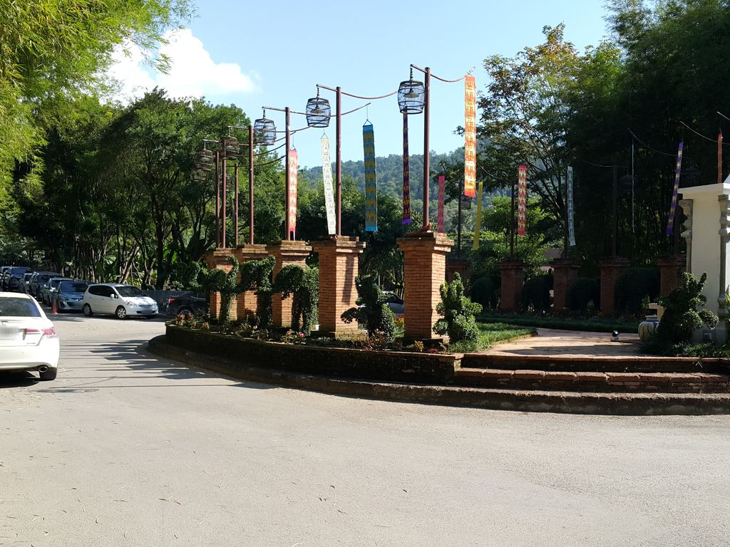 ภาพถนนตรงที่ Sibsan Resort and Spa Maetaeng ตั้งอยู่ ถ่ายโดย jrcarlsen พ.ศ. 2558 (2015) · A street-level view of where Sibsan Resort and Spa Maetaeng stands, by jrcarlsen in 2558 (2015)