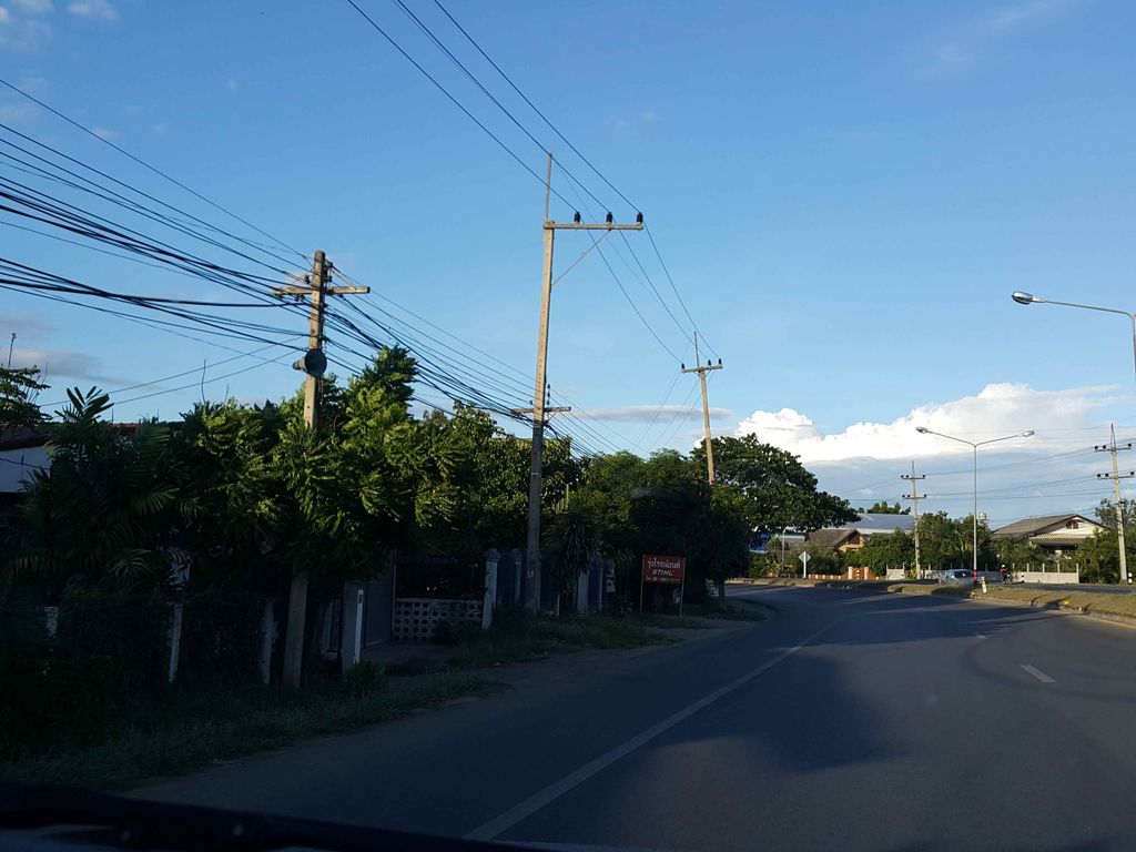 ภาพถนนตรงที่ อู่เวย์ การาจ ตั้งอยู่ ถ่ายโดย jrcarlsen พ.ศ. 2558 (2015) · A street-level view of where อู่เวย์ การาจ · Uwe Karat stands, by jrcarlsen in 2558 (2015)