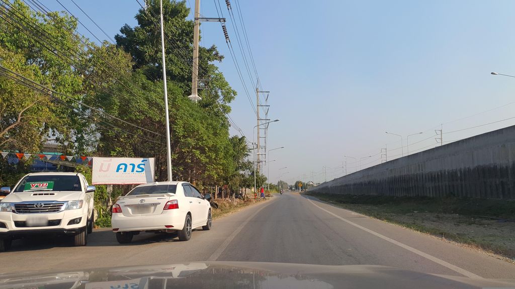 ภาพถนนตรงที่ จิตรลดาการไฟฟ้า ตั้งอยู่ ถ่ายโดย jrcarlsen พ.ศ. 2566 (2023) · A street-level view of where จิตรลดาการไฟฟ้า · Chitronda Kanfaifa stands, by jrcarlsen in 2566 (2023)