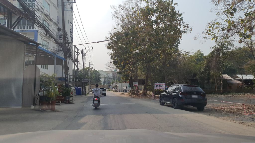 ภาพถนนตรงที่ Happy Hut ตั้งอยู่ ถ่ายโดย jrcarlsen พ.ศ. 2566 (2023) · A street-level view of where Happy Hut stands, by jrcarlsen in 2566 (2023)