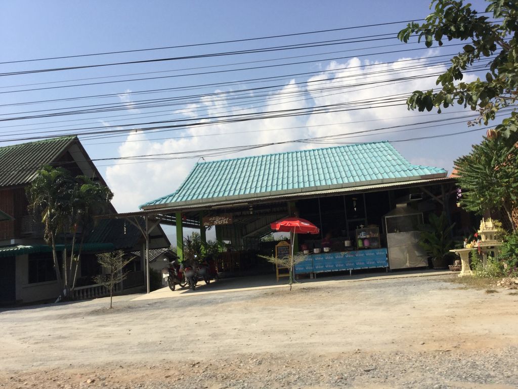 ภาพถนนตรงที่ ครัวไทยบ้านรัชนี ตั้งอยู่ ถ่ายโดย jimwatana พ.ศ. 2513 (1970) · A street-level view of where ครัวไทยบ้านรัชนี · Khruathai Ban Ratni stands, by jimwatana in 2513 (1970)