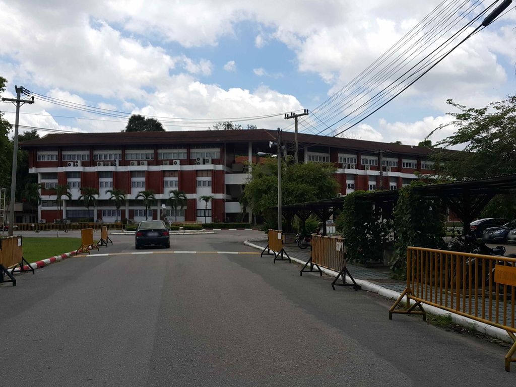 ภาพถนนตรงที่ อาคารเพ็นเทคอส  Pentecost Building ตั้งอยู่ ถ่ายโดย jrcarlsen พ.ศ. 2558 (2015) · A street-level view of where อาคารเพ็นเทคอส  Pentecost Building stands, by jrcarlsen in 2558 (2015)