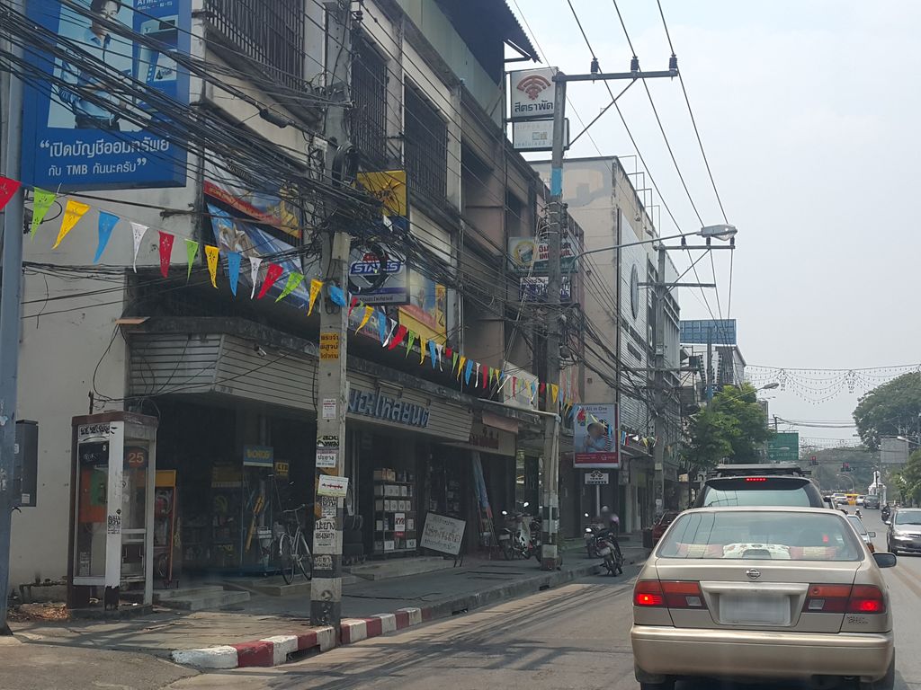 ภาพถนนตรงที่ Praise Studio CNX ตั้งอยู่ ถ่ายโดย jrcarlsen พ.ศ. 2559 (2016) · A street-level view of where Praise Studio CNX stands, by jrcarlsen in 2559 (2016)